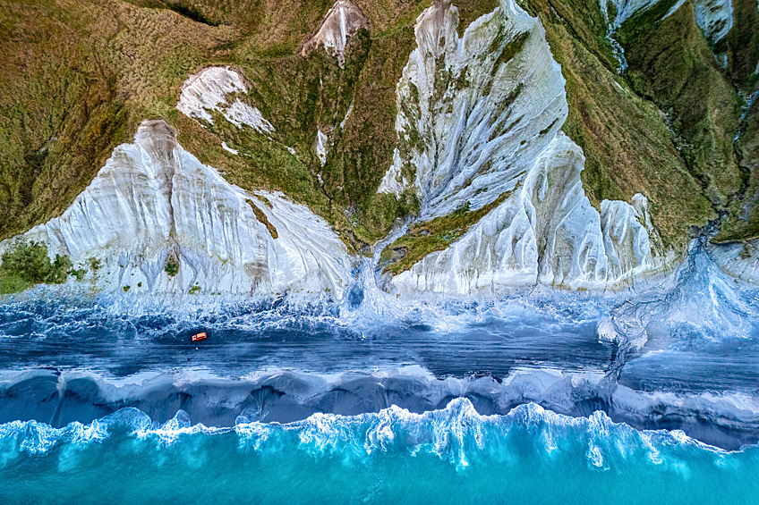Белые скалы на острове Итуруп в заливе Простор, сентябрь 2025 года