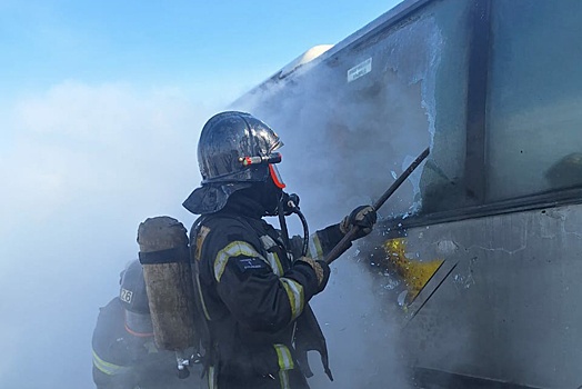 На Алтае на трассе загорелся пассажирский автобус