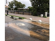 Вода бьет из-под земли в центре Нижнего Новгорода