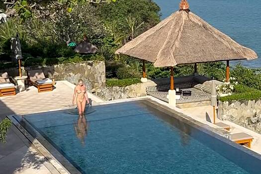 Елена Летучая в купальнике поплавала в бассейне