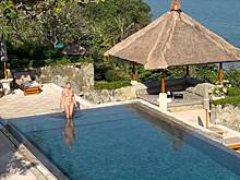 Елена Летучая в купальнике поплавала в бассейне