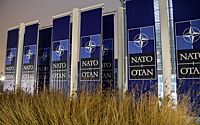 СМИ: Сбежавшие из РФ депутаты готовят к саммиту НАТО план смены власти в России