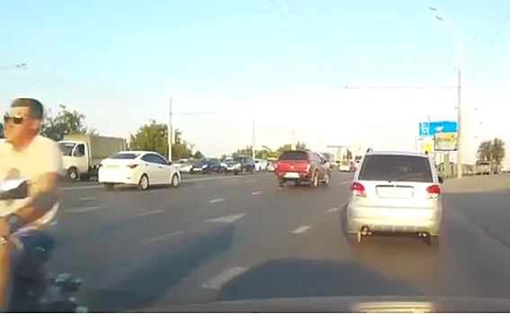 В Краснодаре регистратор снял мопедиста, мчавшегося по встречке. Видео