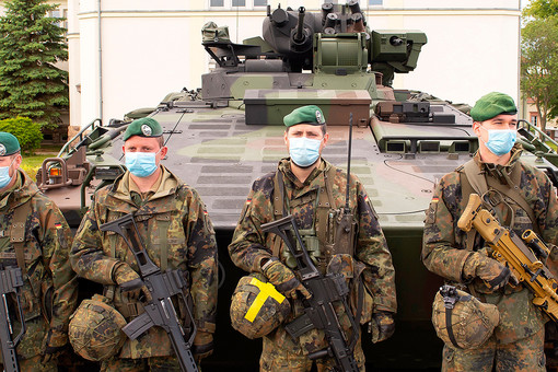 Шольц: ФРГ планирует держать в готовности для защиты НАТО 30 тысяч солдат с 2025 года