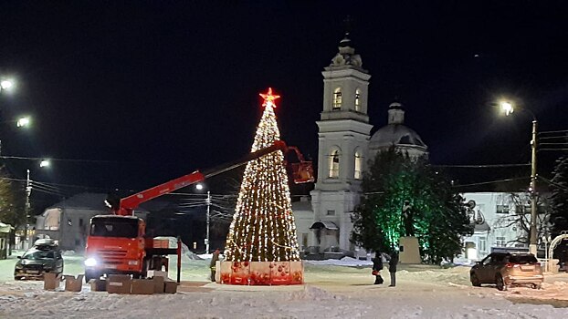 В Тарусе нарядили новогоднюю ёлку и строят снежную горку