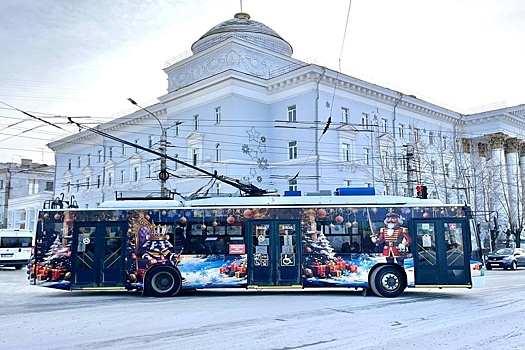 В Чите городской троллейбус украсили сюжетами из "Щелкунчика"