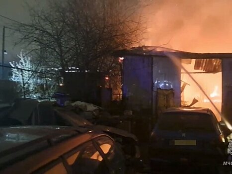 Пожар на станции техобслуживания в Петербурге полностью потушен