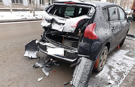 В Екатеринбурге грузовик въехал в Peugeot, пострадали двое детей