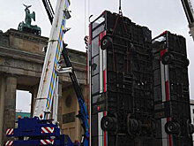 В Берлине появилась гигантский монумент, изображающий "автобусы из Алеппо"