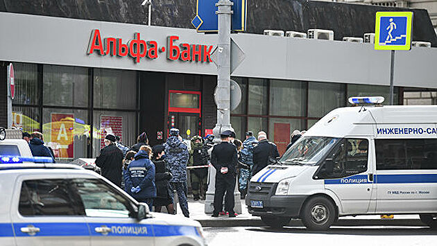 Заложник "заболтал" захватчика банка в Москве