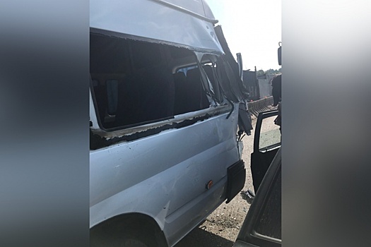 «Отказали тормоза»: в Прикамье лесовоз протаранил микроавтобус с пассажирами