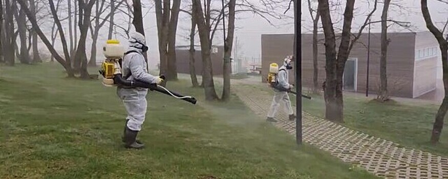 На Комсомольском озере в Ставрополе провели первую обработку от клещей