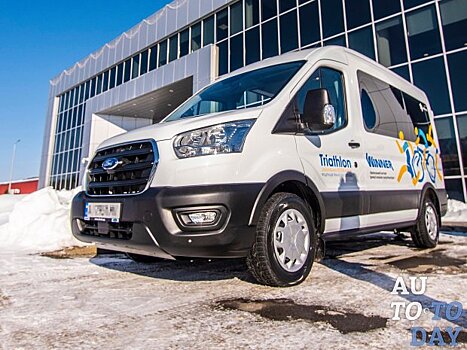 Збірна України з паратриатлону отримала сучасний мікроавтобус
