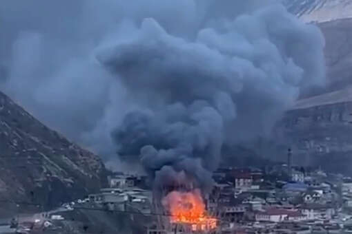 Видео: в Дагестане загорелся спортивный зал, огонь охватил кровлю здания