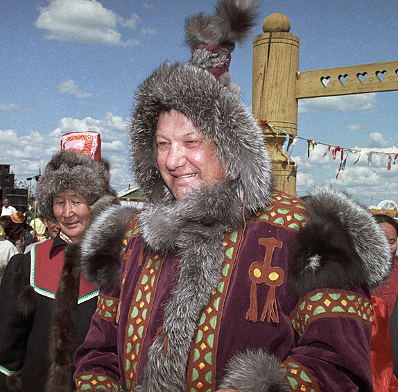 Президент России Борис Ельцин принимает участие в национальном якутском празднике Ысылх, 1993 год