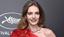 Водянова пришла на премию Trophée Chopard в асимметричном красном платье со смелым разрезом, а Фаннинг — в образе нимфы