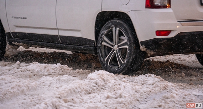 Из-под колес автомобиля вылетел камень и разбил стекло едущей сзади машине, считается это ДТП?