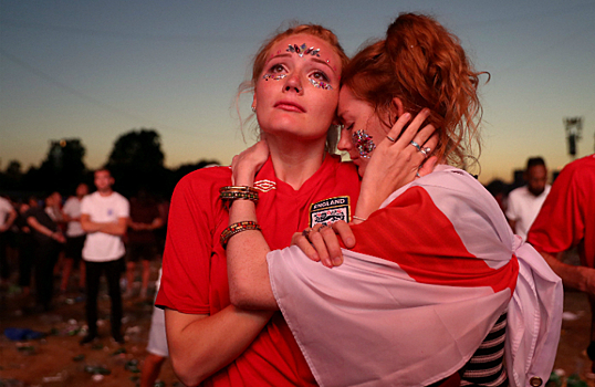 Плакали в кружки пива и прыгали в каналы: как Англия отреагировала на поражение в полуфинале