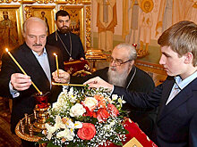 Лукашенко в праздник Пасхи встретился с митрополитом Филаретом и зажег свечу