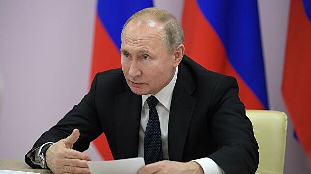 Путин поручил повысить пенсии и МРОТ