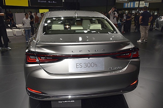 Lexus ES прошел рестайлинг. Автомобиль сняли на фото