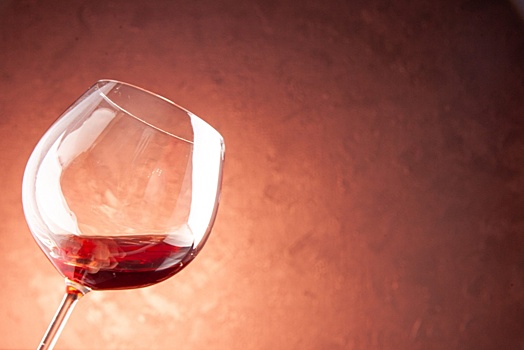 Какое вино подходит к оливье, с чем сочетать икру и что выбрать вместо шампанского: советы сомелье Сергея Аксеновского