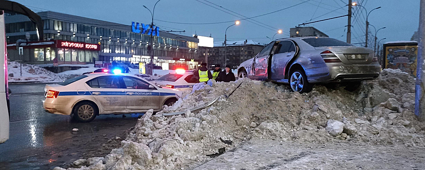 В Новосибирске Mercedes врезался в автобус на остановке