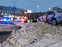 В Новосибирске Mercedes врезался в автобус на остановке