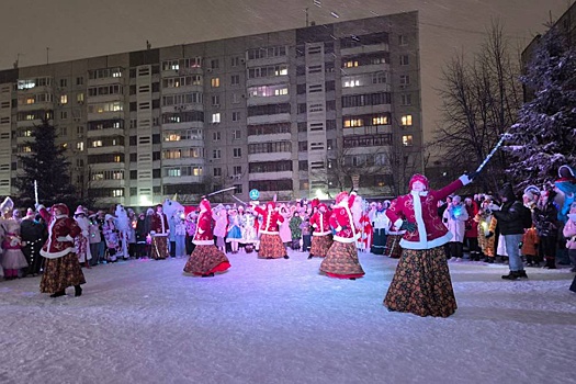 Тюменцы устроили под окнами больницы праздник для детей с онкологией