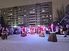 Тюменцы устроили под окнами больницы праздник для детей с онкологией