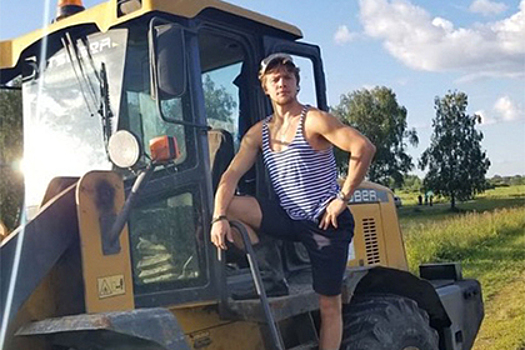 Хоккеист сборной России на тракторе высмеял санкции