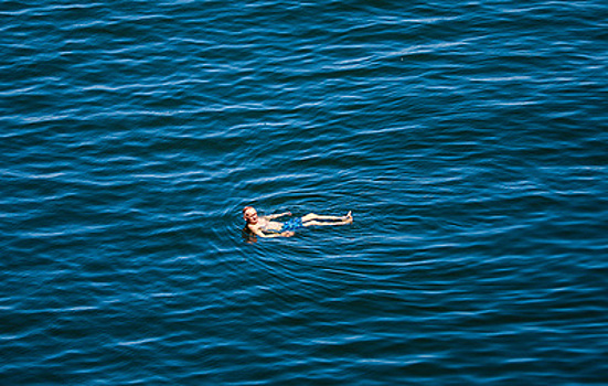 Семь правил, которые спасут жизнь в открытом море. Максимально коротко (248 слов)