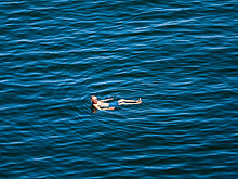 Семь правил, которые спасут жизнь в открытом море. Максимально коротко (248 слов)