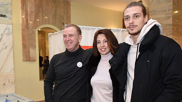 Как сейчас выглядит сын Натальи Сенчуковой и Виктора Рыбина, которого пользователи сети назвали настоящим красавцем