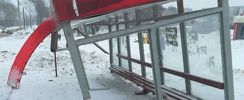 21 февраля Ford Mondeo протаранил остановку в Ленинском районе Ижевска