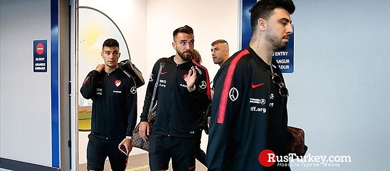 Турецких футболистов 2 часа досматривали в Рейкьявике