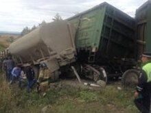 Грузовик столкнулся с поездом на переезде в Татарстане
