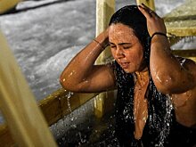 Главное о коронавирусе на 9 января: прививки и окунание в прорубь, Израиль примет привитых "Спутником"