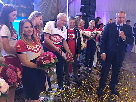 Рогозин вручил Трефилову адмиральский кортик