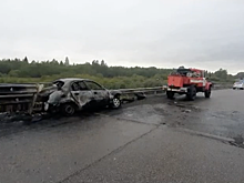 В Тверской области автомобиль врезался в отбойник и сгорел, погибли четверо