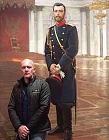 Фото Антонио Бандераса на фоне картины Николая II изумило поклонников кинозвезды