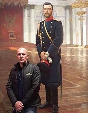 Фото Антонио Бандераса на фоне картины Николая II изумило поклонников кинозвезды