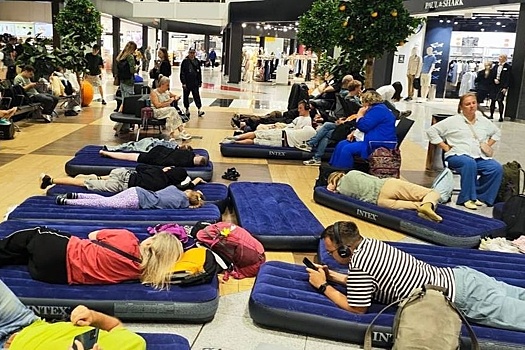 Пассажирам задержанных рейсов в Шереметьево начали выдавать матрасы