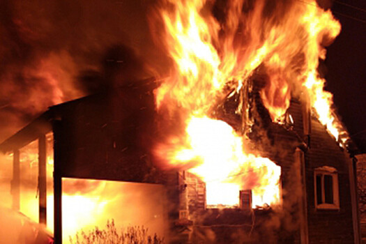 Инспектор ГИБДД вытащил ребенка из загоревшегося здания