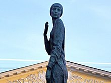 Почему памятник Анне Ахматовой стоит возле тюрьмы