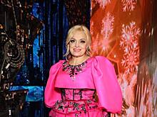 Похудевшая Надежда Кадышева сменила разноцветные наряды на эффектное платье цвета фуксии