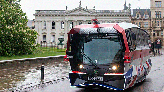 «Выглядит как злой покемон»: беспилотный автобус напугал британцев