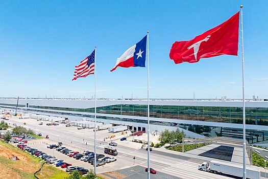 Акционеры обвинили Tesla и Илона Маска в мошенничестве после провала испытаний роботакси