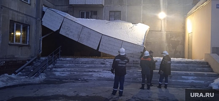 Прокуратура проверит дом в Челябинске, где обрушился козырек над входом