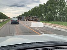 На трассе в Саратовской области перевернулся КамАЗ с зерном